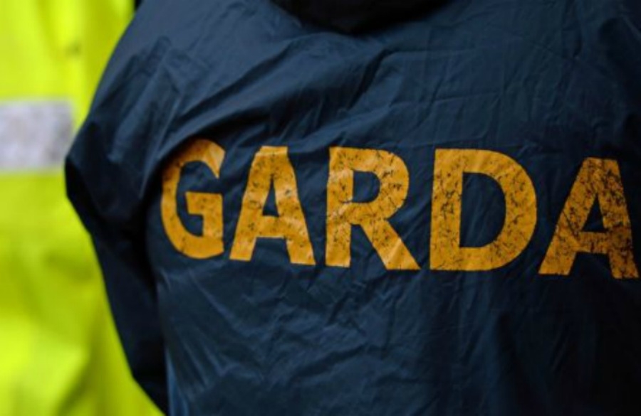 Sawn-off shotgun pointed at garda