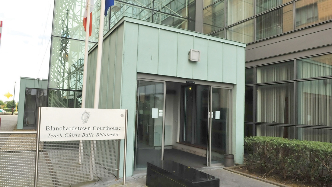 Man walked into local garda station holding knife to his neck