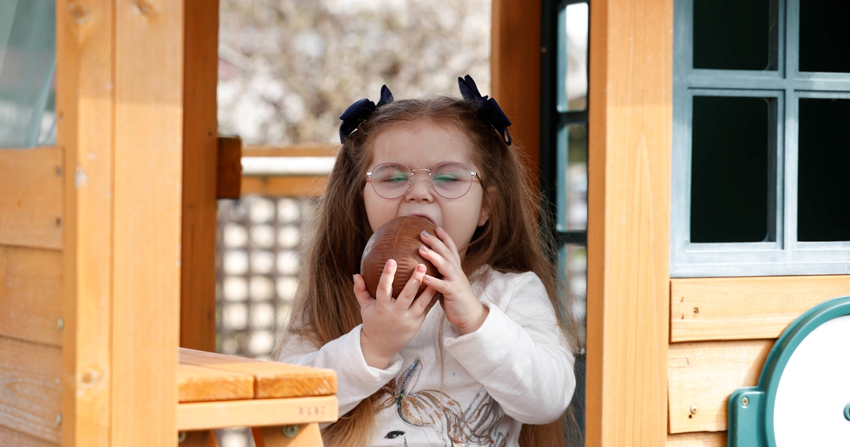 Transplant patient Sofia (7) enjoys first ever Easter Egg